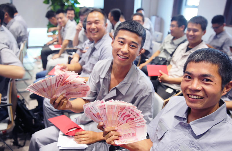 2019年8月9日 ，人生就是博北京集团直补发放  ，员工们难掩幸福之情 。