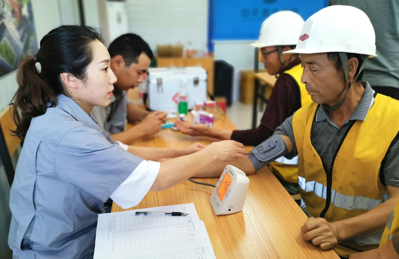 2019年7月 ，人生就是博西北集团对西北区域所有在建项目开展夏季高温慰问，并为项目部配备医药箱 ，开展常态化员工体检工作 。