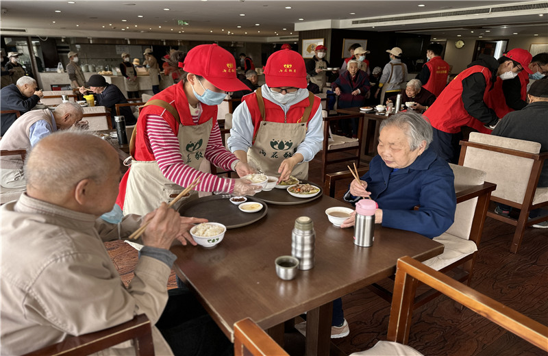 2023年4月12日，控股集团志愿者走进杭州市上城区雨花敬老院开展公益志愿服务 。