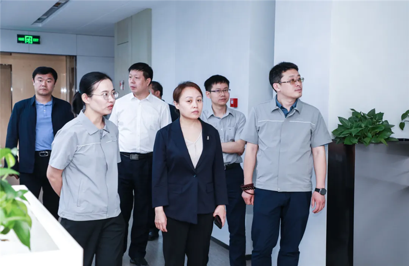 2023年5月15日，河北建材职业技术学院党委书记张明莉一行到人生就是博北京集团进行校企合作交流。
